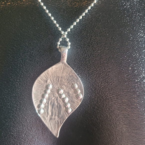 Elegant Silver Leaf Pendant Necklace - Picture 4 of 5